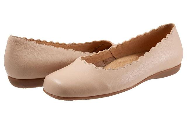 Trotters Sabine Leather Scalloped Slip Product Image