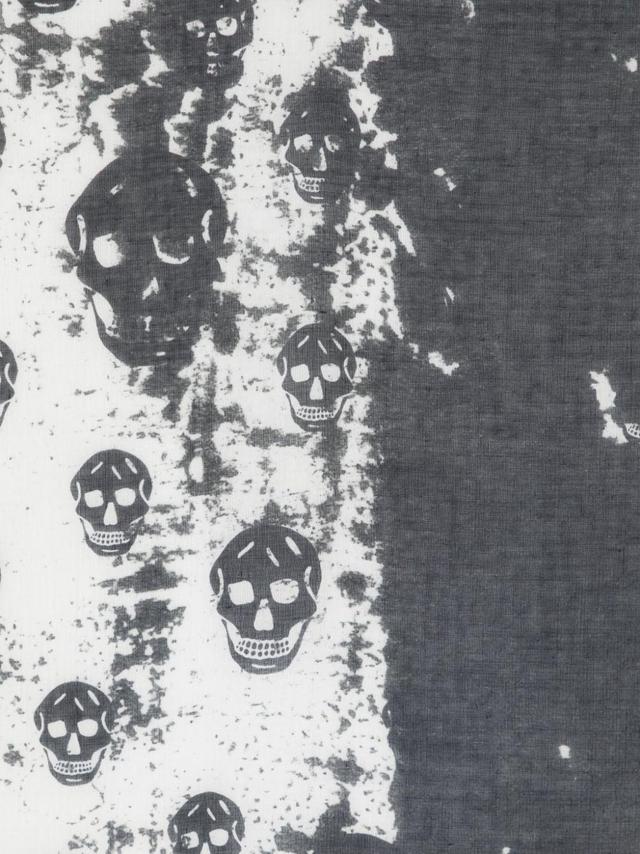 Skull-print Frayed Scarf In Schwarz Product Image