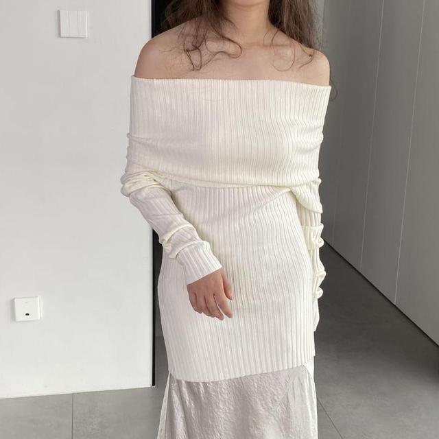 Long-Sleeve Off-Shoulder Plain Ribbed Sweater Product Image