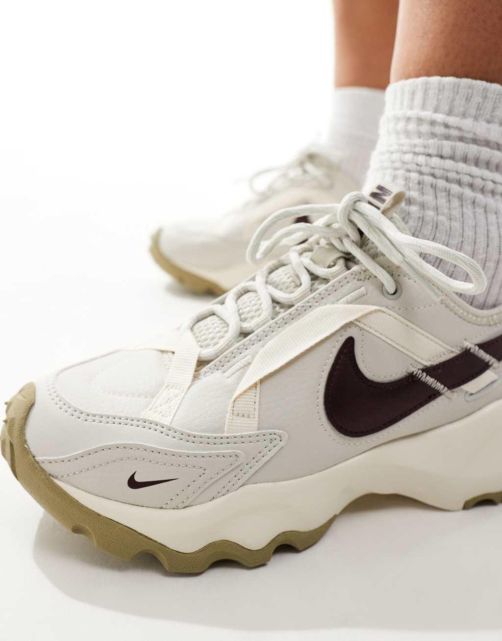 Nike TC 7900 sneakers in beige and black Product Image