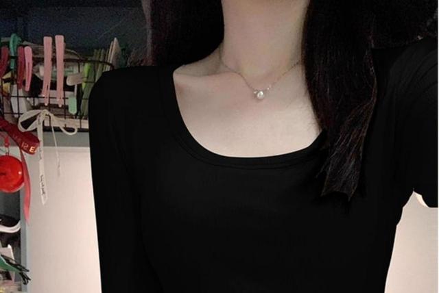 Long Sleeve Round Neck Plain Crop Tee Product Image