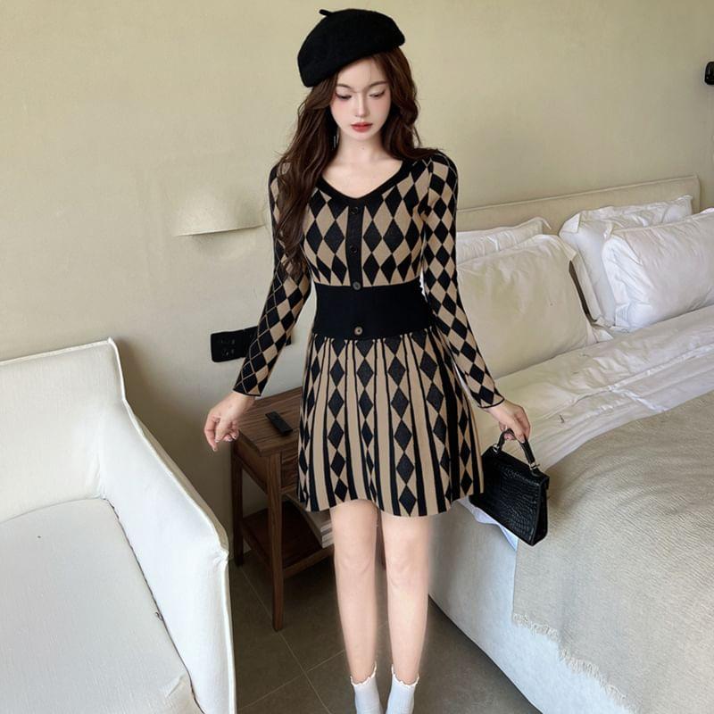 Long-Sleeve V-Neck Pattern Mini Pleated A-Line Dress Product Image