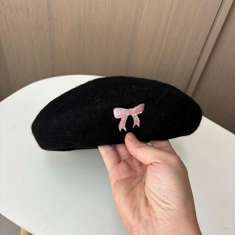 Bow Embroidered Beret Hat Product Image