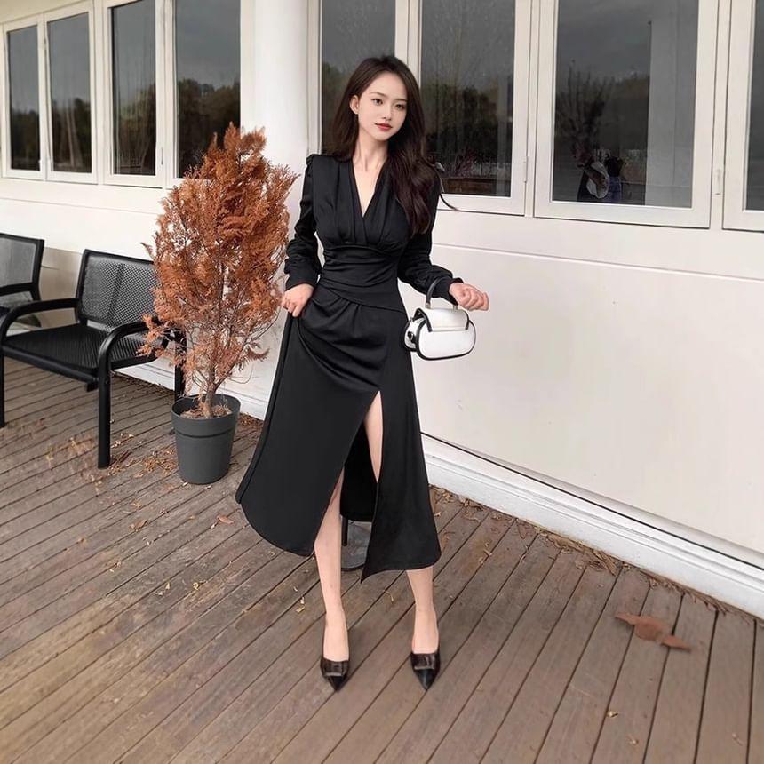 Long-Sleeve V-Neck Plain Midi A-Line Dress Product Image