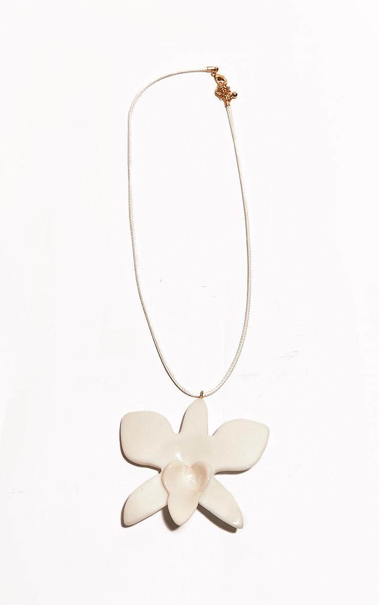 White Ombre Flower String Necklace Product Image