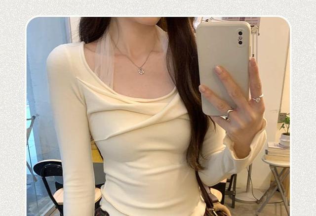 Long-Sleeve Scoop Neck Plain Lettuce Edge Ruched T-Shirt Product Image