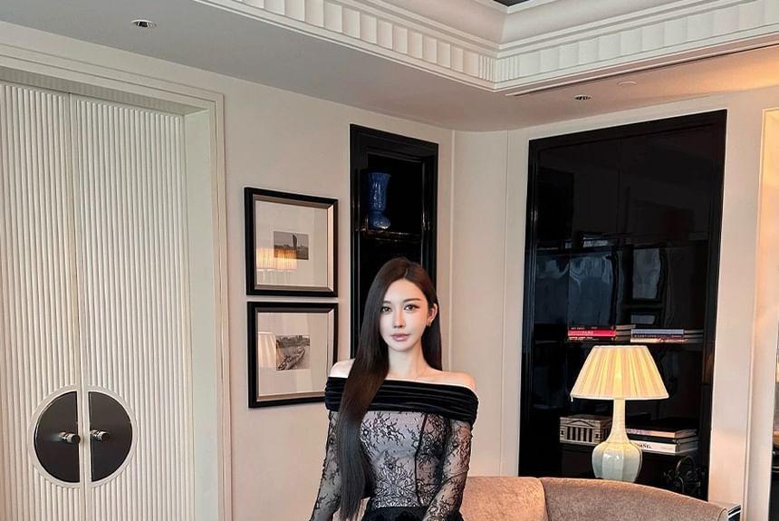 Long-Sleeve Off-Shoulder Velvet Panel Lace Slim Fit Crop Top Product Image