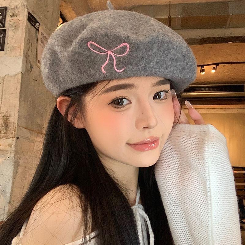 Bow Embroidered Beret Product Image