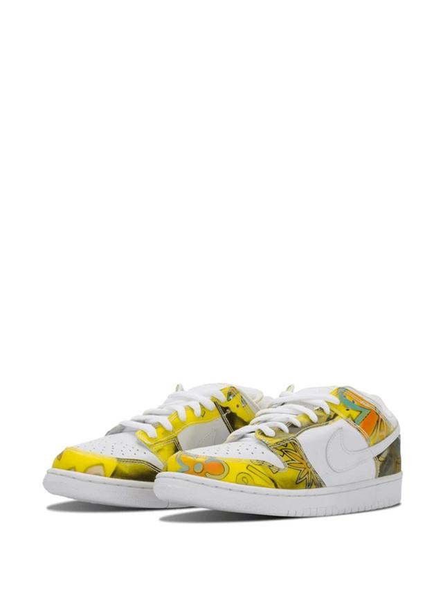 Dunk Low Pro Sb Sneakers In White Product Image