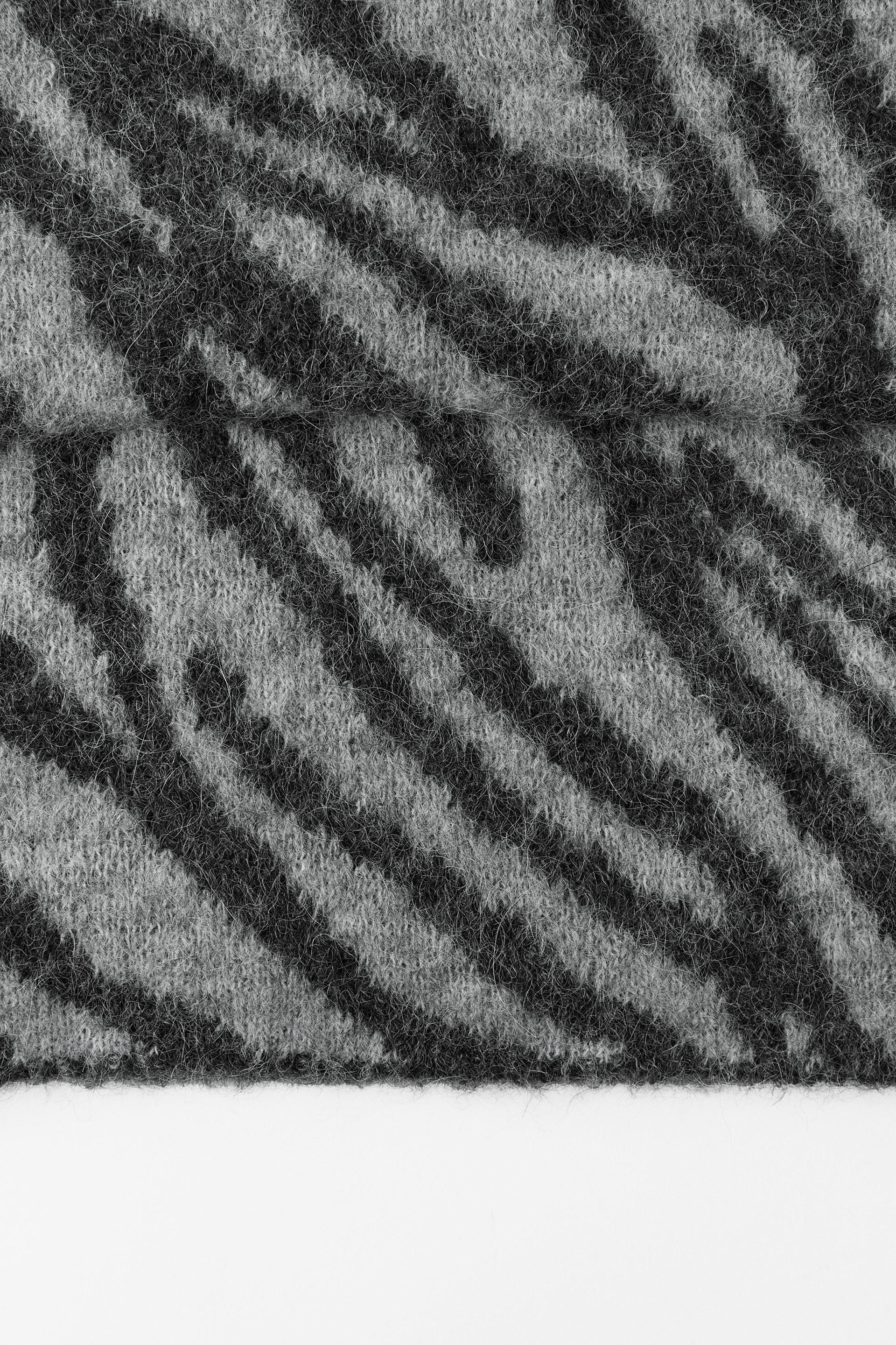 ANIMAL PRINT KNIT SCARF Product Image