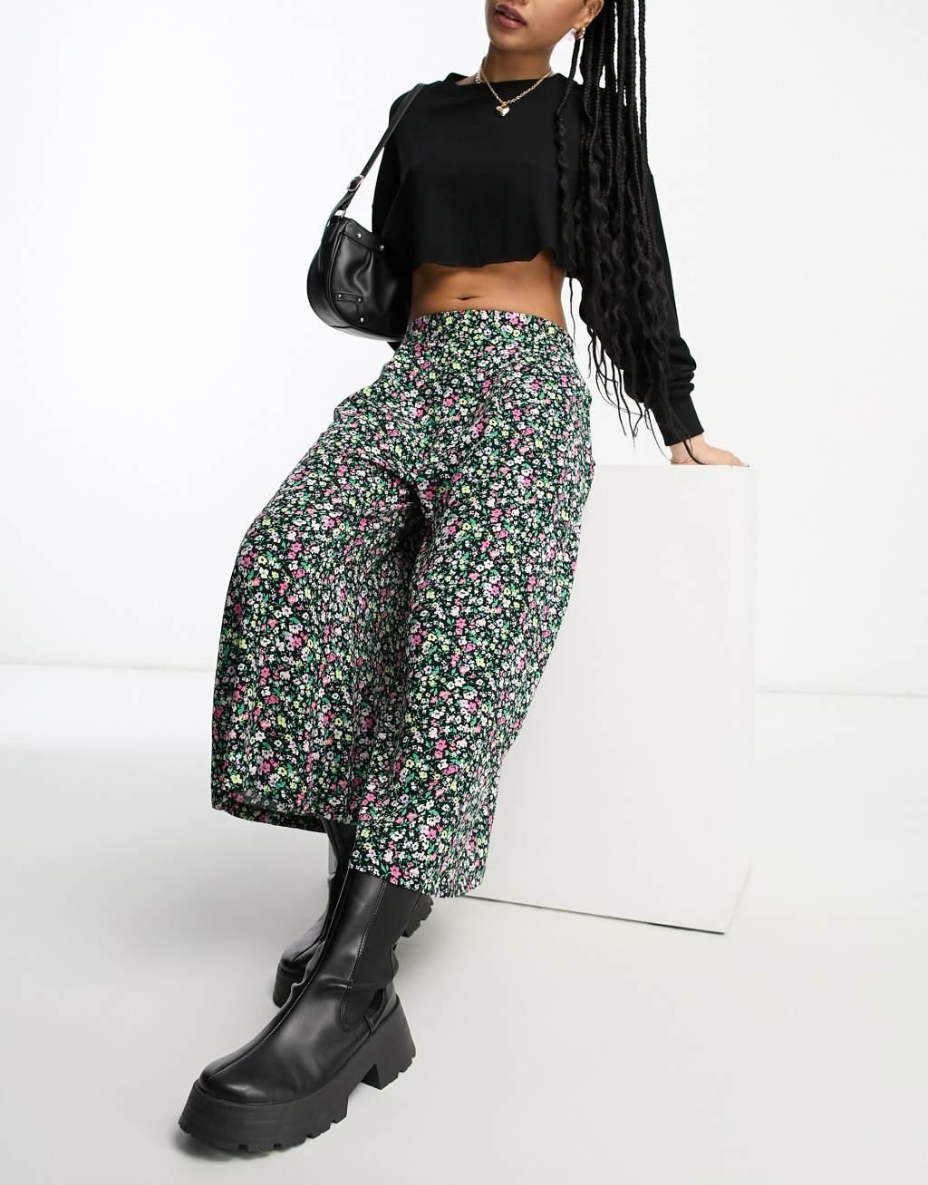 New Look Petite wide leg crop pants in black floral Product Image