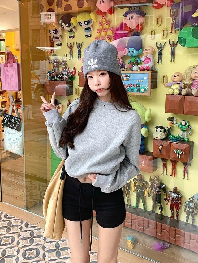 Round Neck Cropped Sweatshirt Product Image