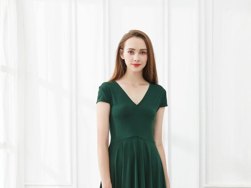 Short-Sleeve V-Back Plain Pleated Dress Product Image