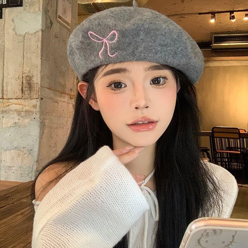 Bow Embroidered Beret Product Image