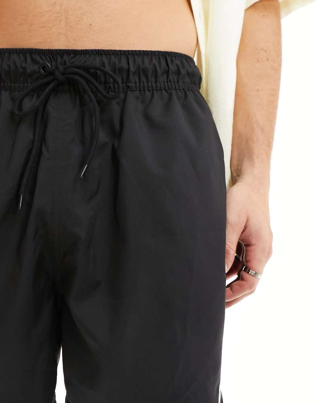 Nike Club woven shorts in black Product Image