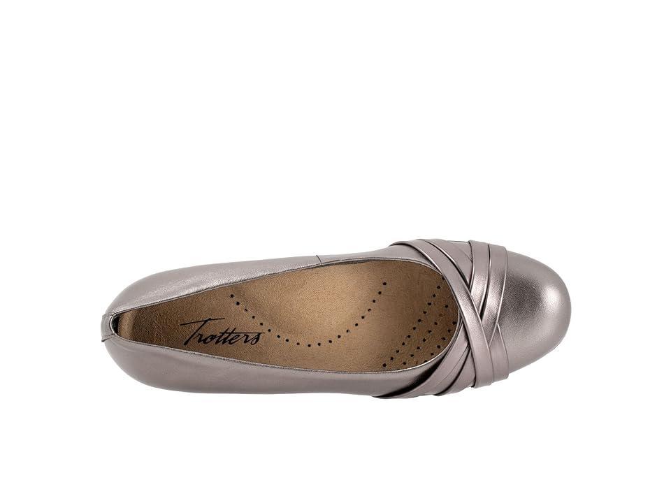 Trotters Daphne Women's Flat Shoes Product Image