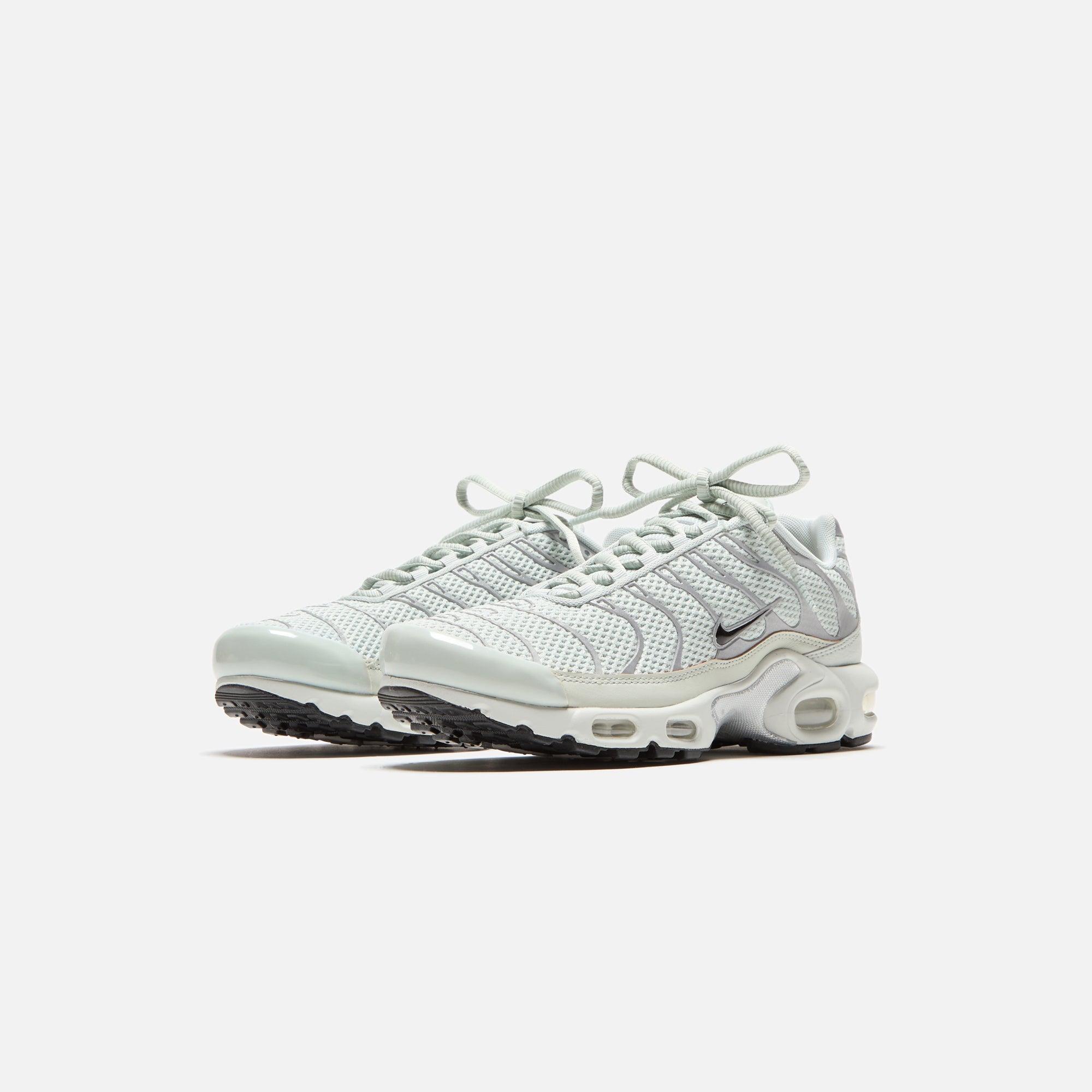 Nike WMNS Air Max Plus - Light Silver / Black / Chrome /  Light Female Product Image