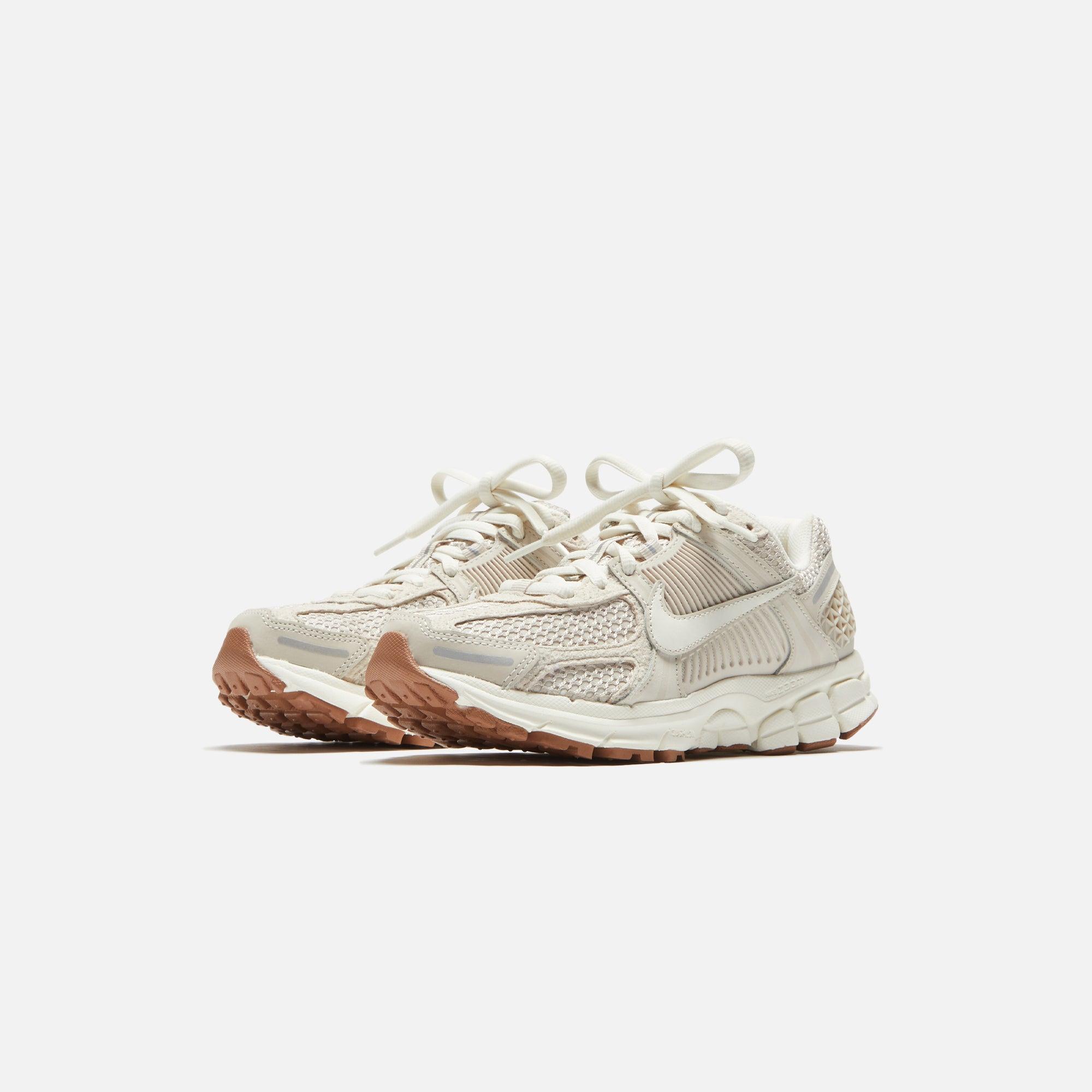 Nike WMNS Zoom Vomero 5 - Light Orewood Brown / Sail / Metallic Silver / Gum Medium Brown Male Product Image