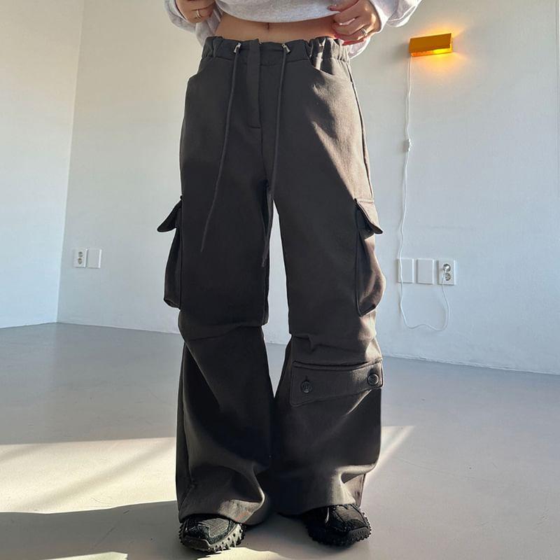 Low Waist Pocket Plain Loose-Fit Wide-Leg Cargo Pants Product Image