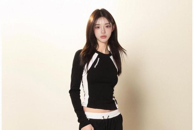 Long-Sleeve Crew Neck Two Tone Slim Fit Crop T-Shirt Product Image