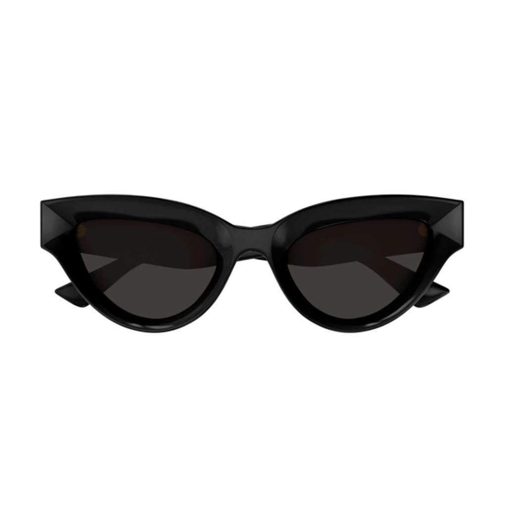 Eyewear Sharp Cat Eye Sunglasses In Black Product Image