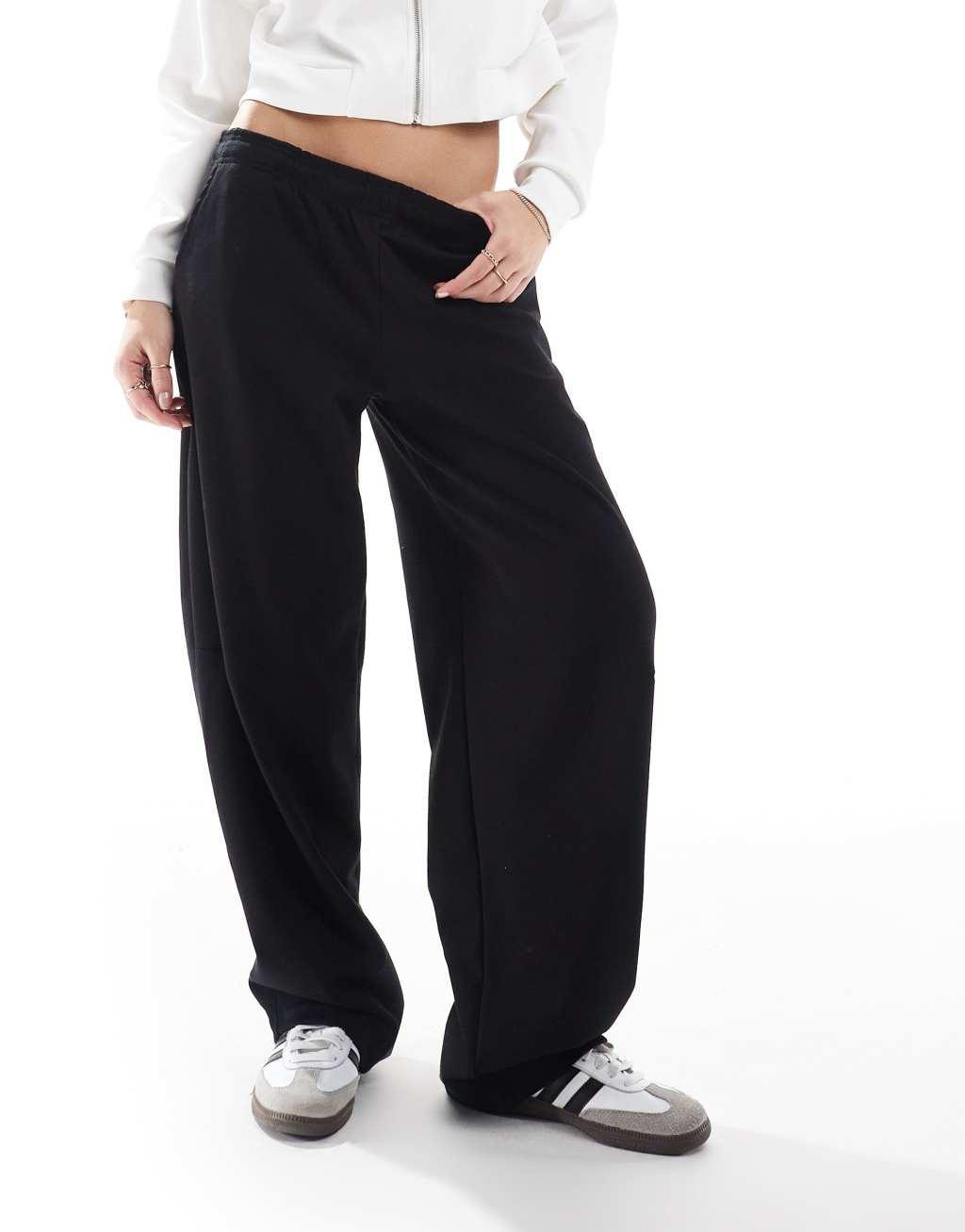 Stradivarius balloon sweatpants in black Product Image