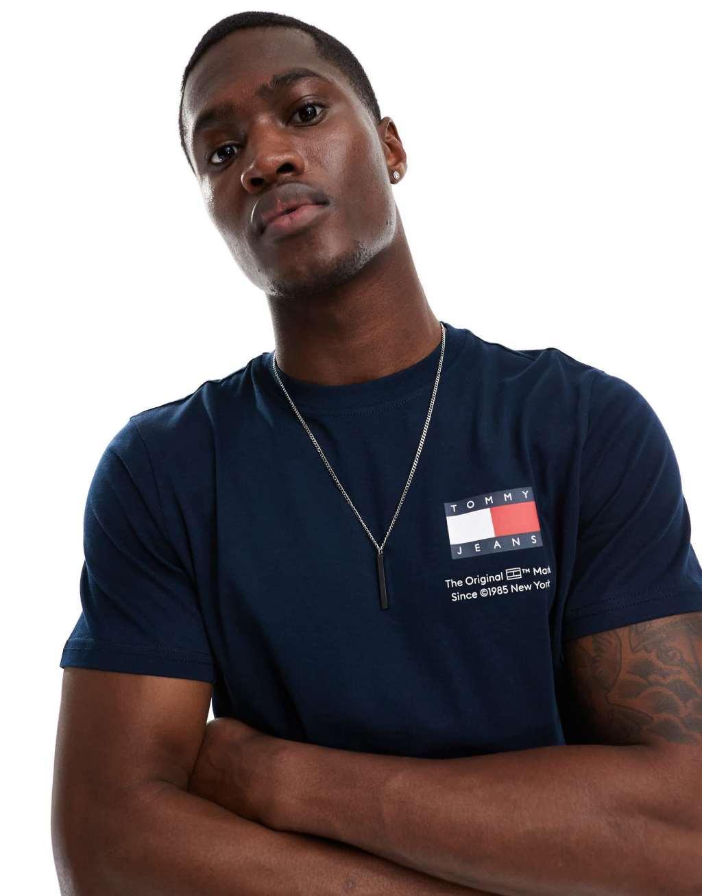 Tommy Jeans slim essential flag t-shirt in navy Product Image