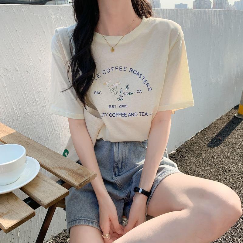 Short Sleeve Flower & Lettering Print Loose-Fit Tee Product Image