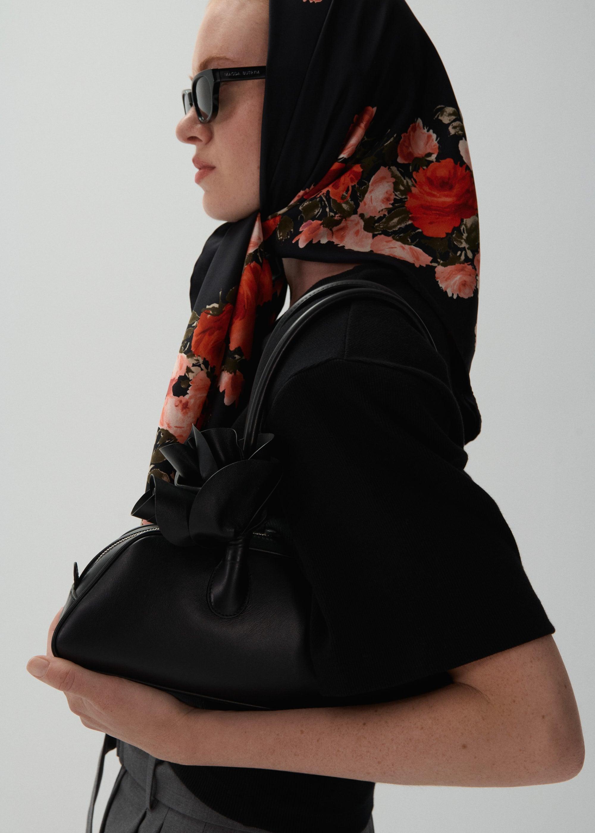 Floral print scarf in black Product Image