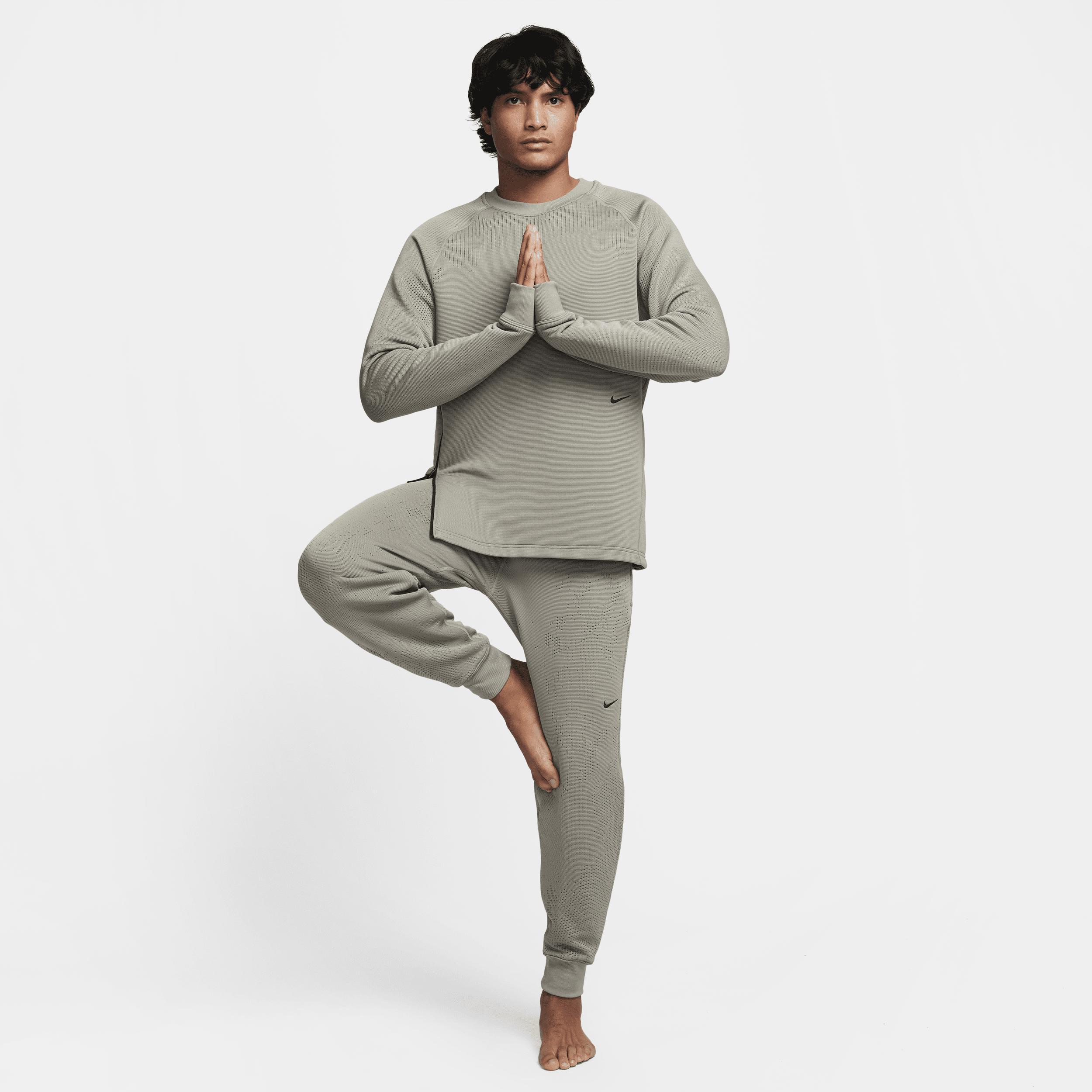 Nike Men's A.P.S. Therma-FIT ADV Versatile Crew Product Image