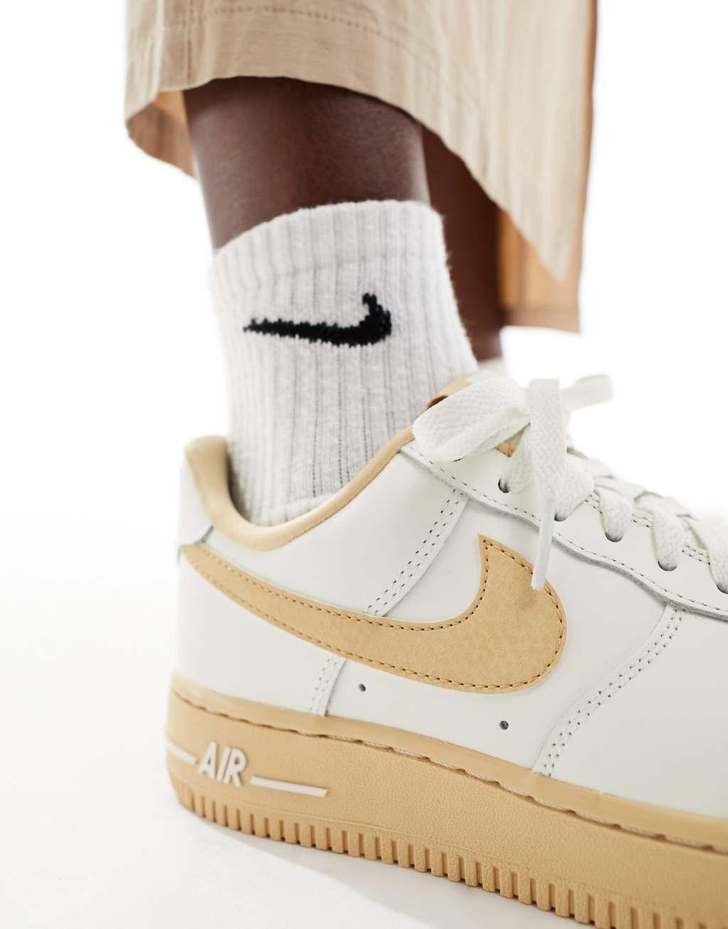 Nike Air Force 1 sneakers in off white and cacao brown Product Image