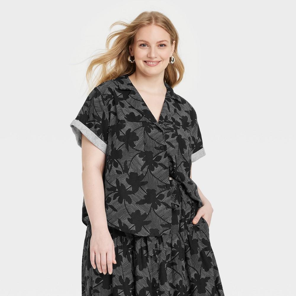 Womens Short Sleeve Collared Button-Down Shirt - Universal Thread Black Floral 4X product image