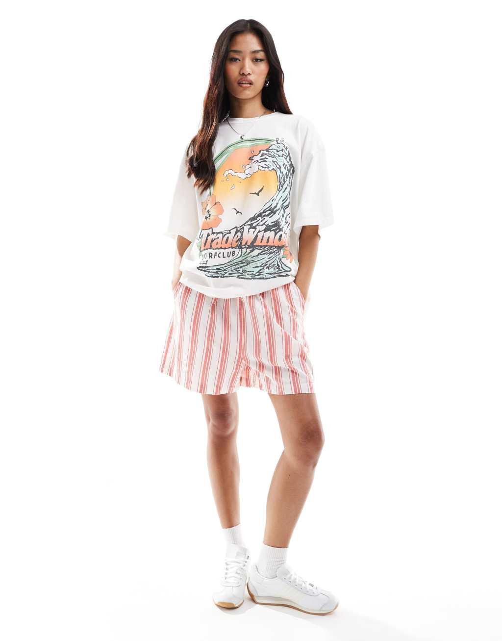 Levi's short stack trade winds print oversized t-shirt in white Product Image