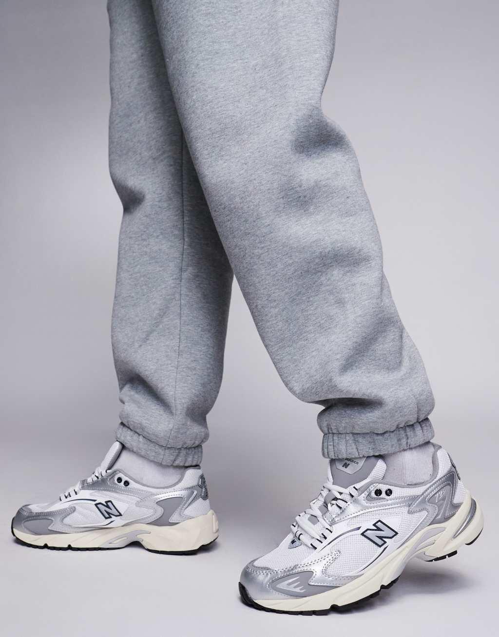 New Balance 725 sneakers in white with gray detail Product Image