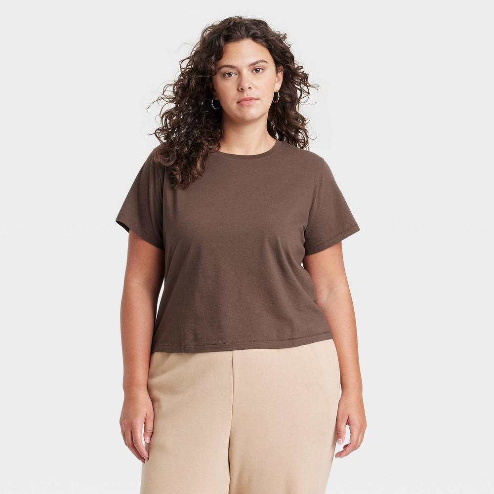 Womens Shrunken Short Sleeve T-Shirt - Universal Thread Dark Brown XXL Product Image