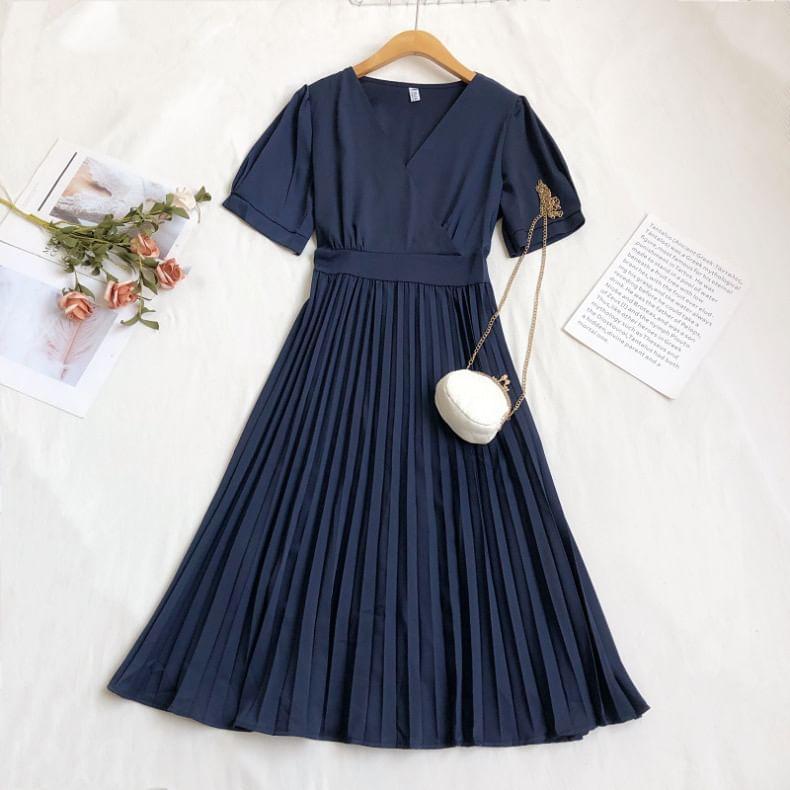 Short-Sleeve V-Neck Plain Pleated Hem Midi A-Line Dress Product Image