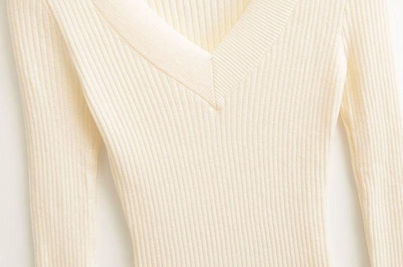 Long-Sleeve V-Neck Plain Knit Top Product Image