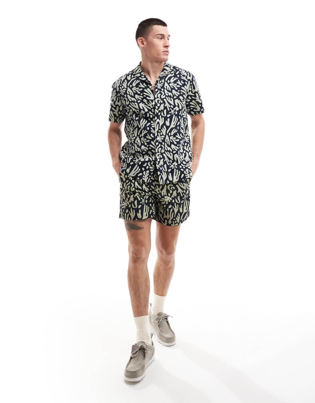 Farah printed short sleeve shirt in navy Product Image