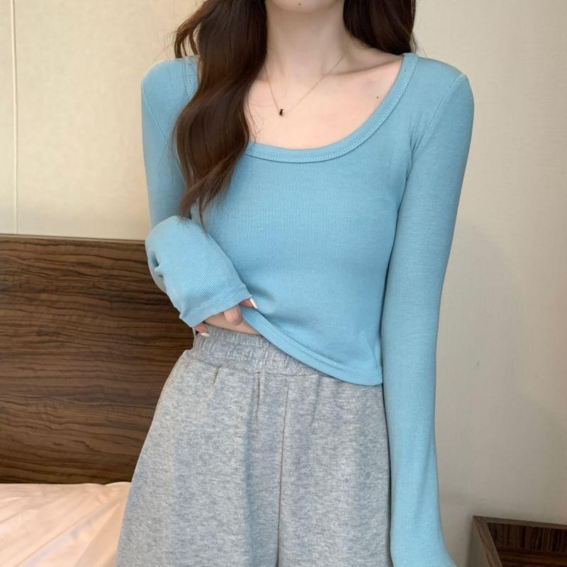 Long-Sleeve Scoop Neck Plain T-Shirt Product Image