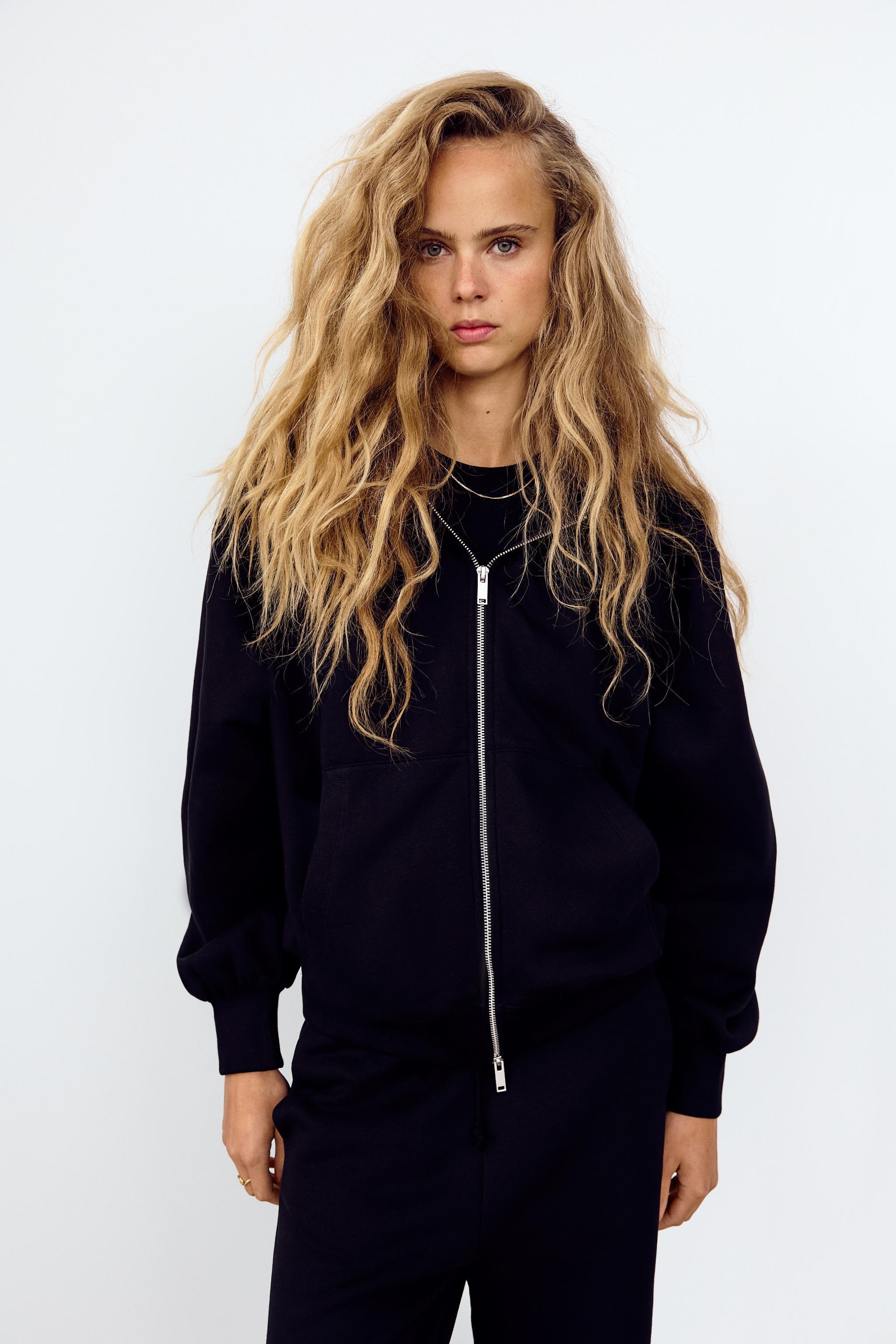 OVERSIZED ZIPPERED SWEATSHIRT Product Image