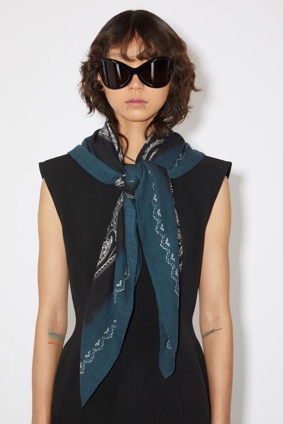 Printed scarf Product Image