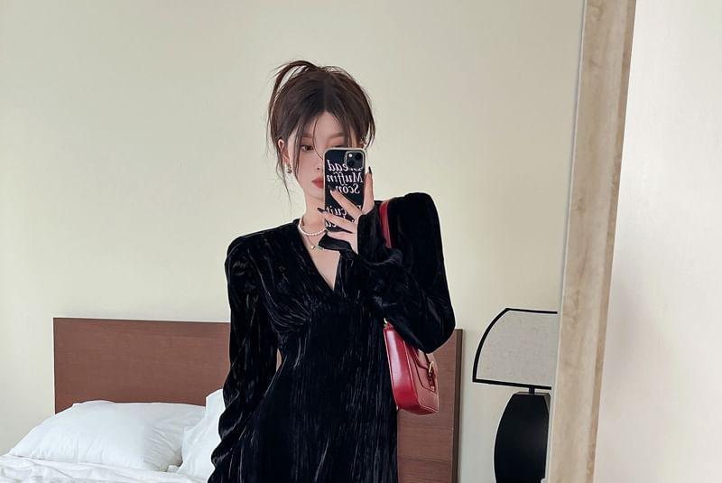 Long-Sleeve V-Neck Velvet Maxi A-Line Dress Product Image