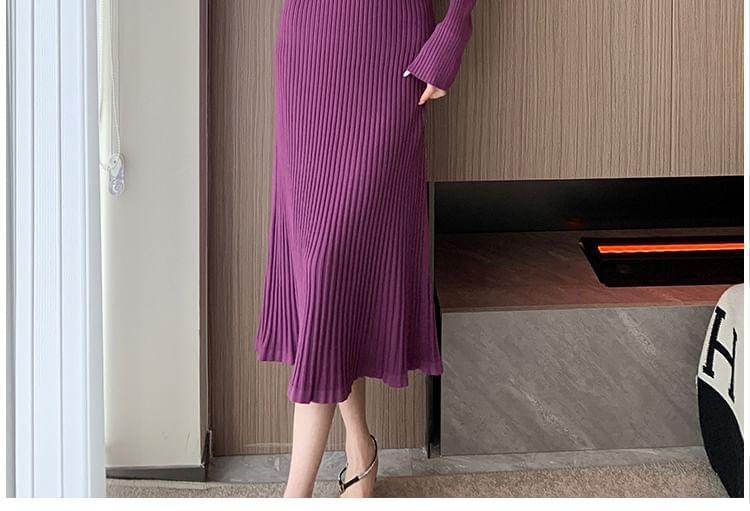 Long-Sleeve Scoop Neck Plain Ribbed Knit Midi Sheath Dress Product Image