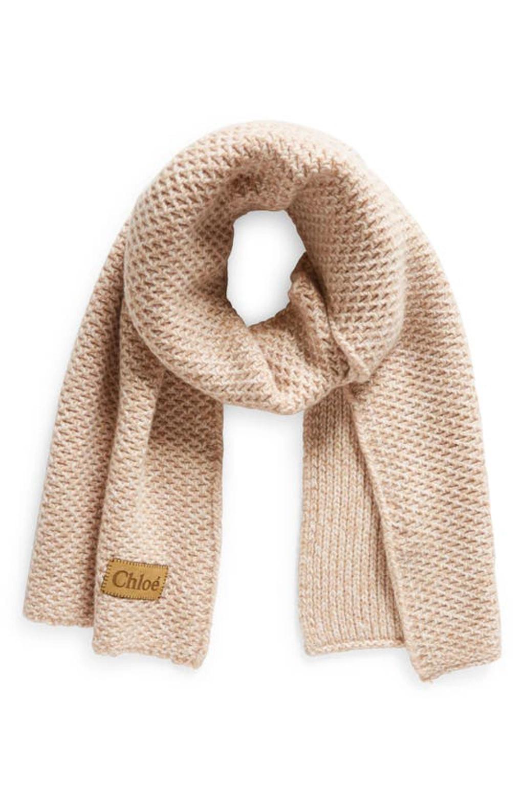 CHLOÉ Logo-patch Chunky-knit Scarf In Neutrals Product Image