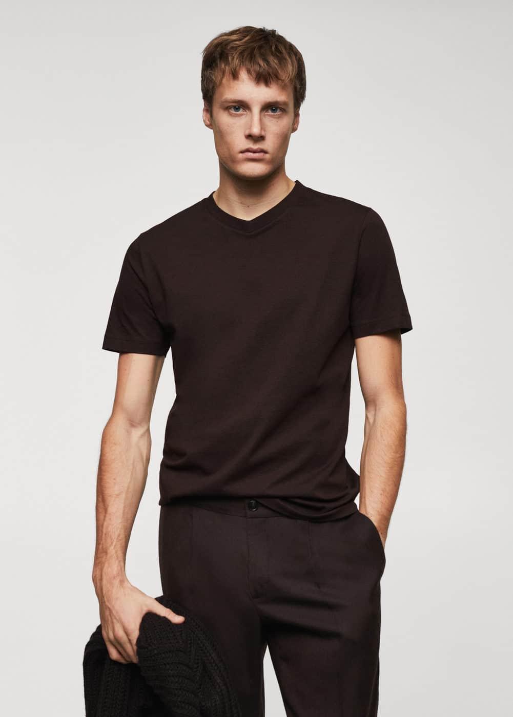 MANGO MAN - Basic cotton V-neck T-shirt burgundyMen Product Image