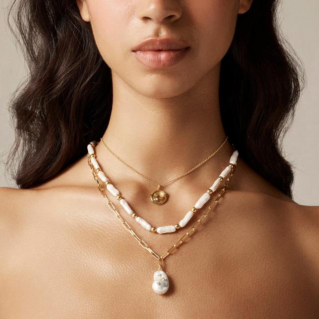 Layered pearl pendant necklace Product Image