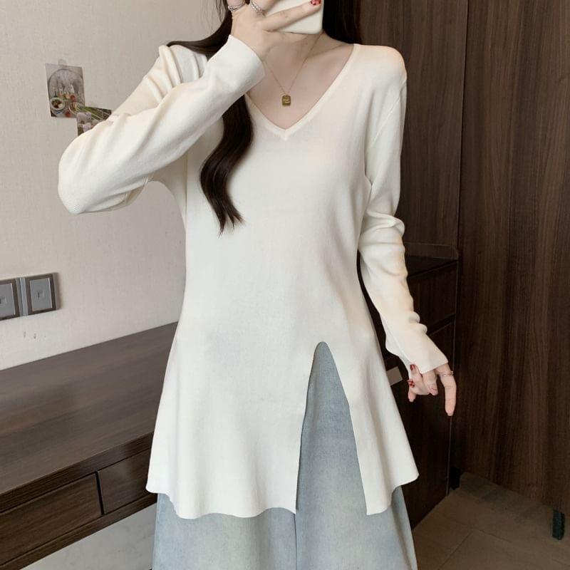 Long-Sleeve V-Neck Plain Slit Long Knit Top Product Image