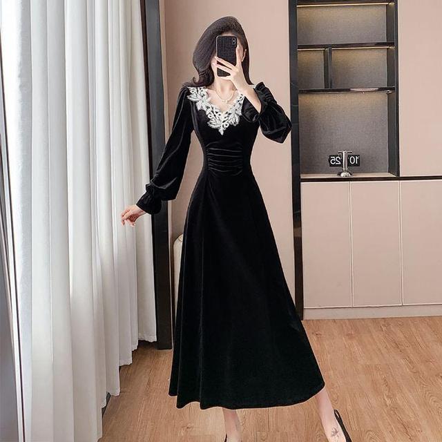 Puff-Sleeve V-Neck Lace Trim Midi A-Line Velvet Dress Product Image