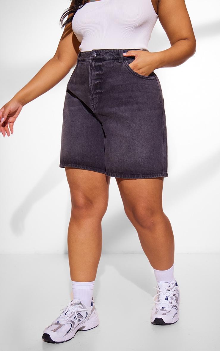 PRETTYLITTLETHING Plus Washed Black Basic Denim Shorts Product Image