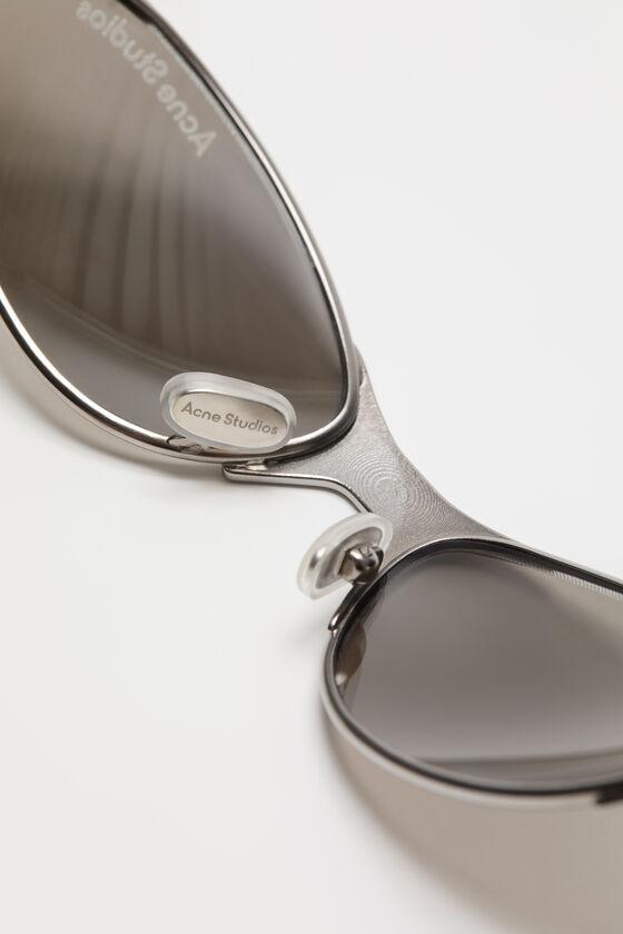 Metal frame charm sunglasses Product Image